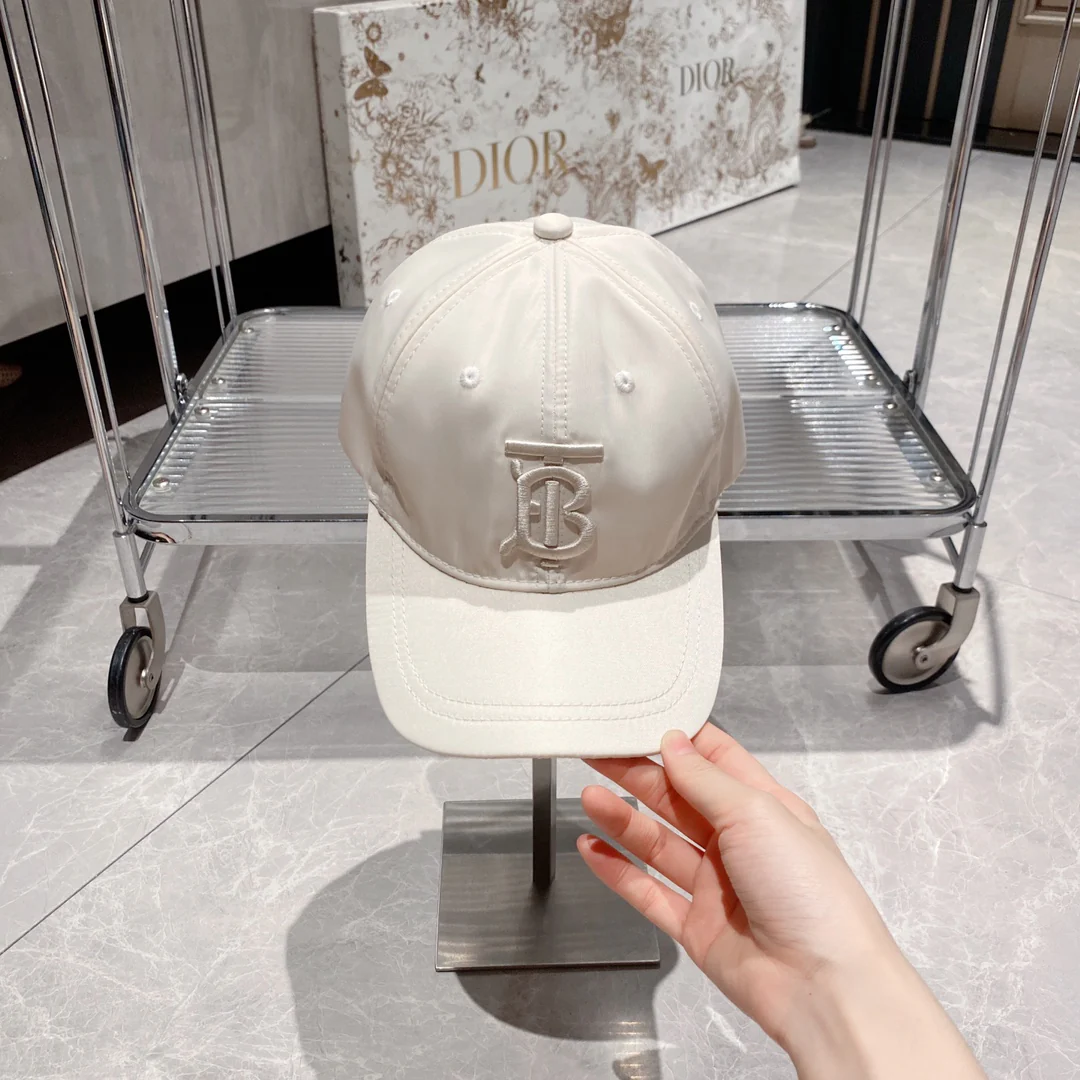 Новинка сезона весна/лето 2023 от Burberry - глянцевая бейсболка TB, белая.