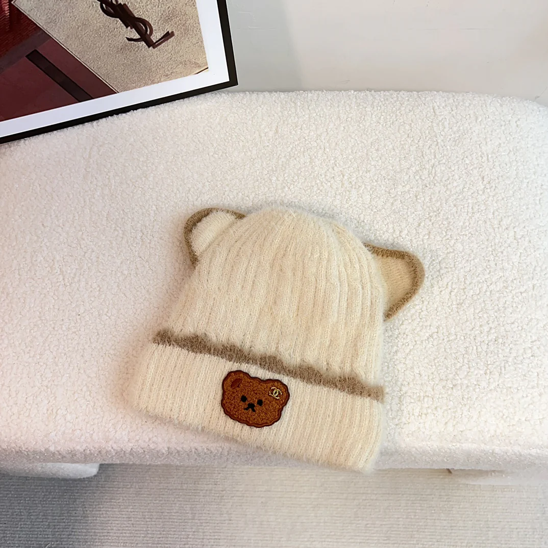 Новая вязаная шапка-бини Chanel в стиле медведя, коллекция осень/зима 2023 — бежевая.