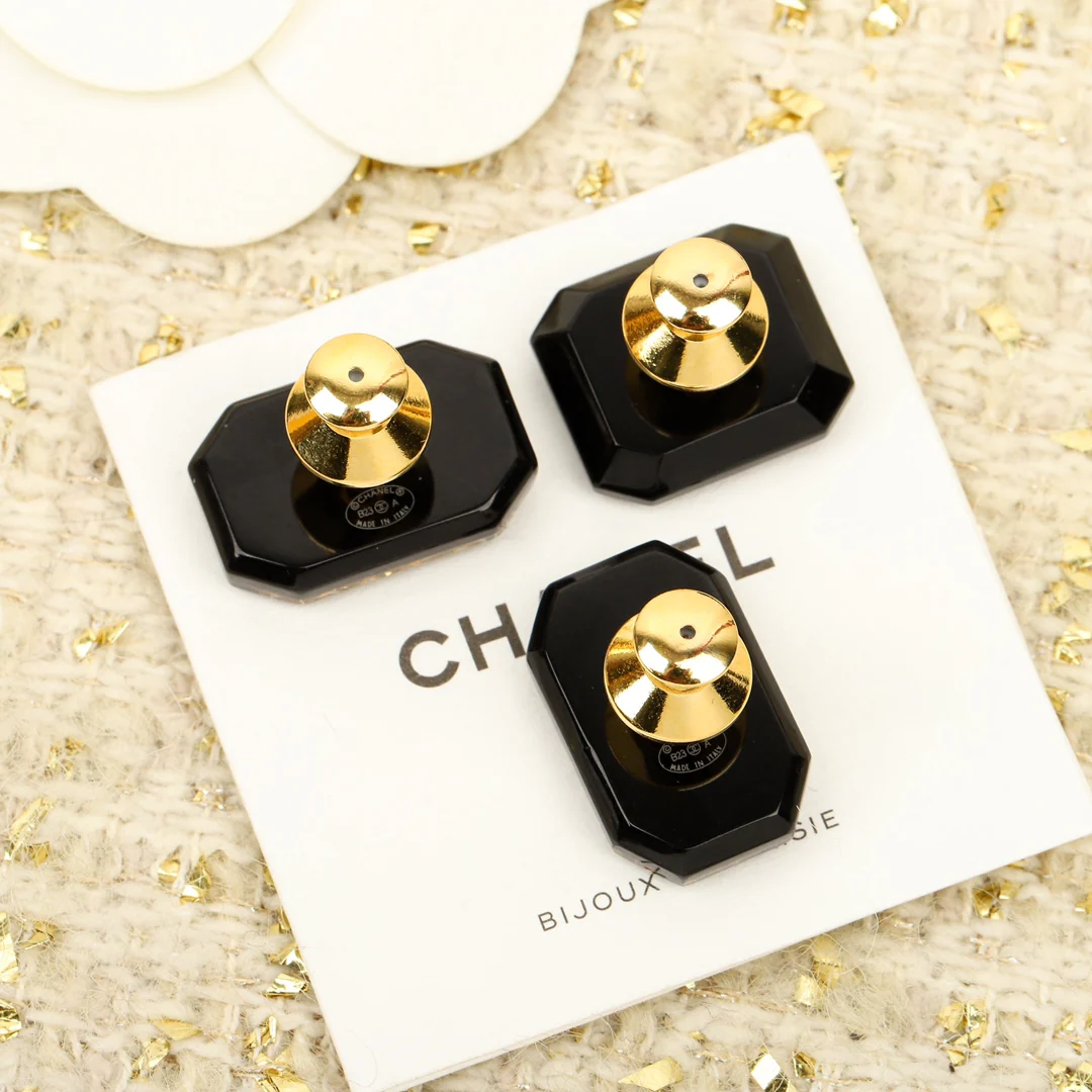 Брошь Chanel 151