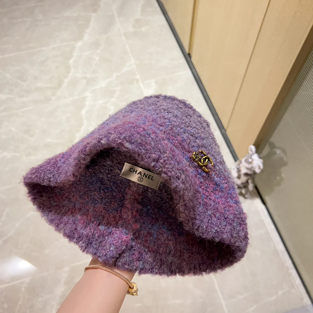 Кашемировая вязаная рыбацкая шапка Chanel осень/зима 2023 — фиолетовая