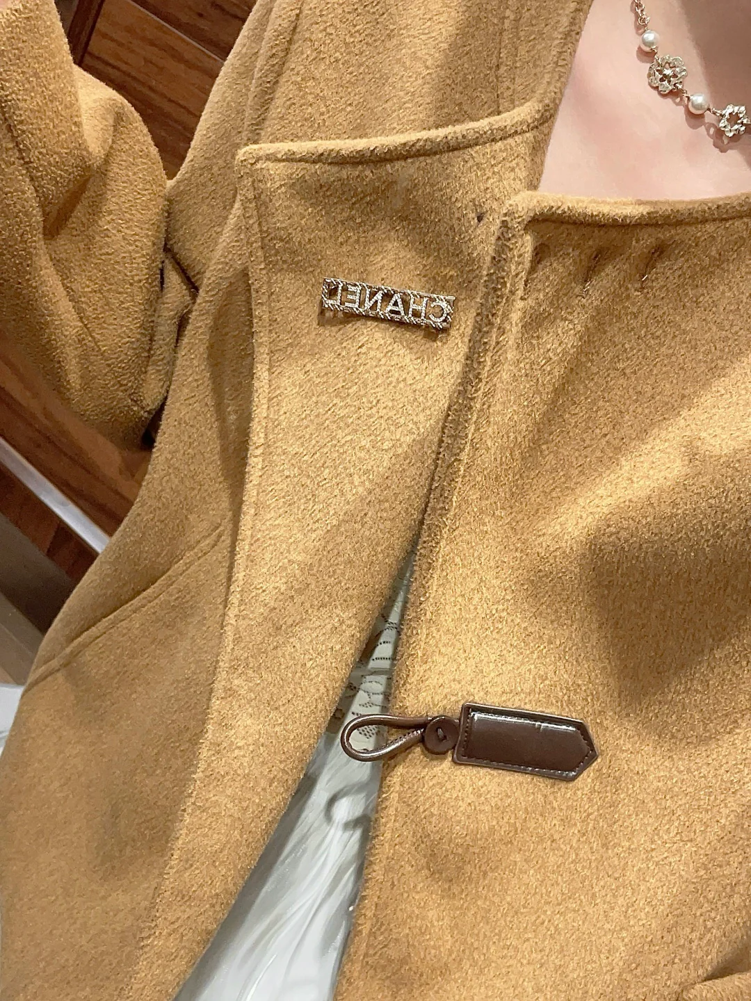 Chanel - квадратная ажурная брошь в виде буквы (25 пенсов)