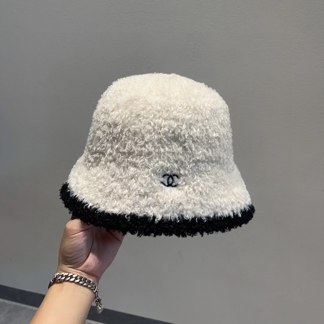 Новая модель меховой рыбацкой шляпы Chanel из осенне-зимней коллекции - белая.