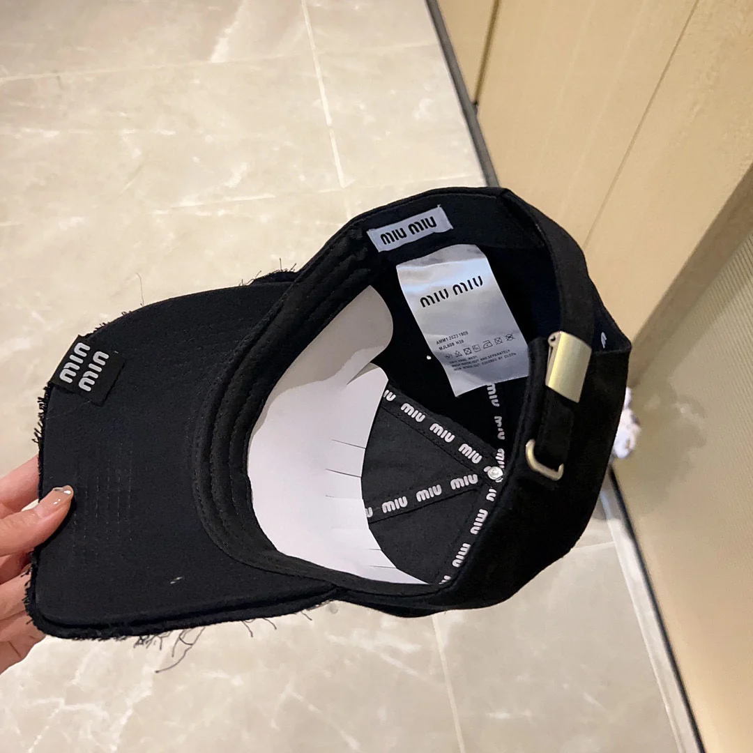 Новая бейсболка Miu Miu 2023 с вышивкой и рваными элементами - черная.