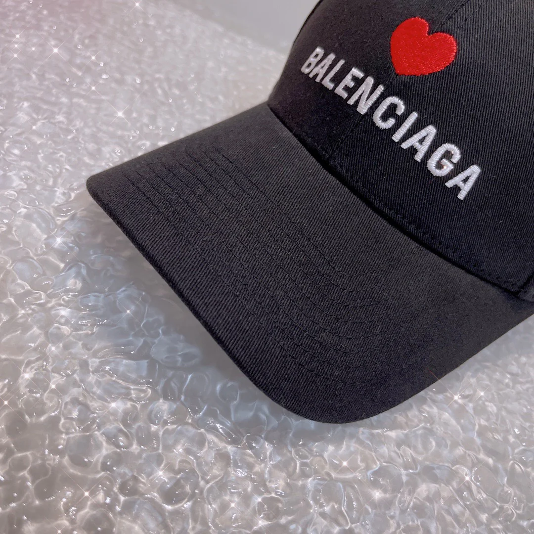 Бейсболка Balenciaga с вышитым сердцем