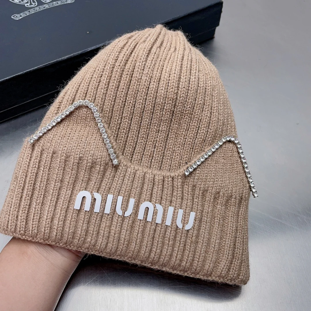 Вязаная шапка Miu Miu с кошачьими ушками.