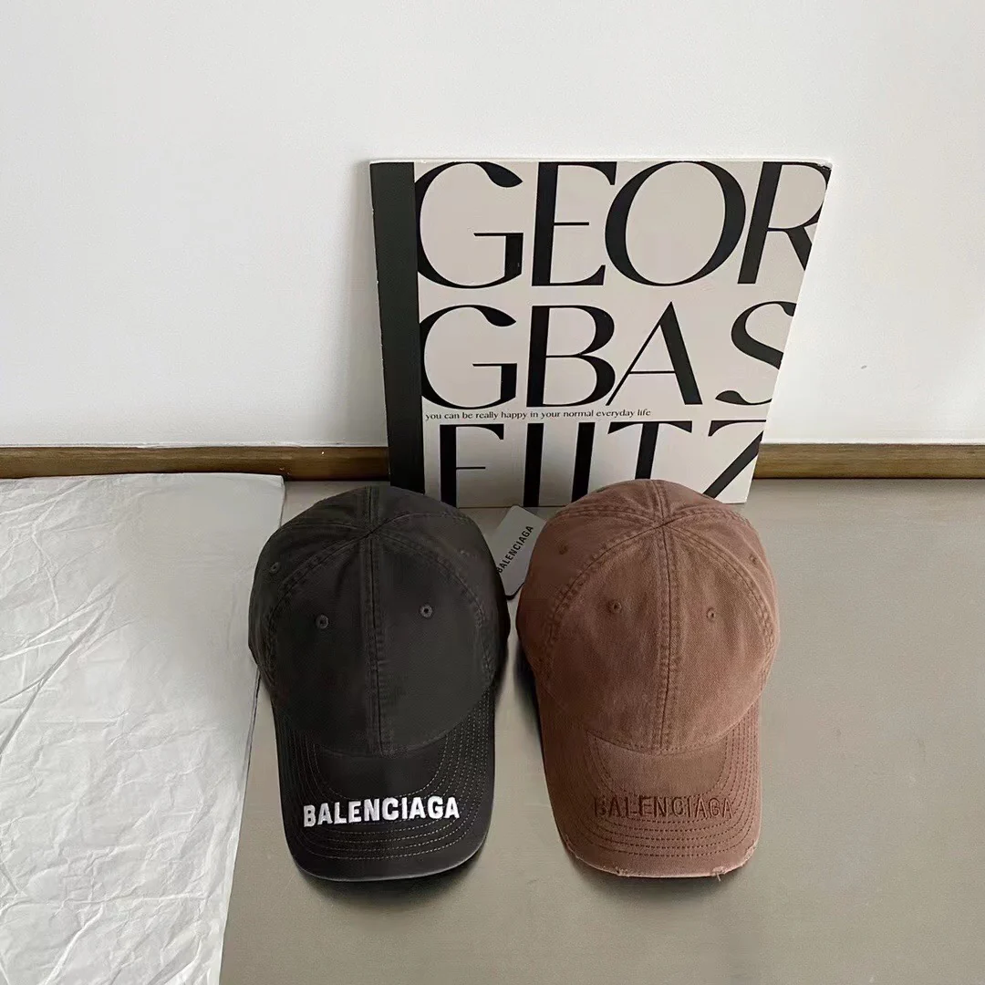 Бейсболка Balenciaga с вышивкой - коричневая