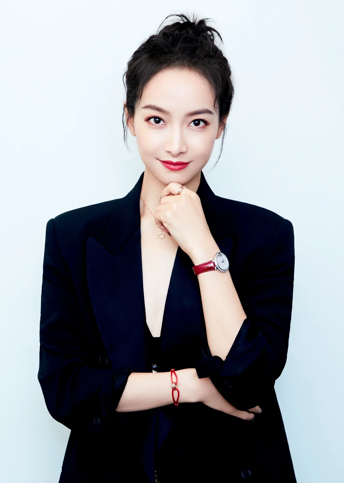 Браслет Cartier — подходит для ношения на расстоянии до 18 см — изображение верхней части тела.