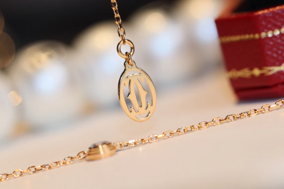 Колье Cartier с 20 бриллиантами из розового золота.