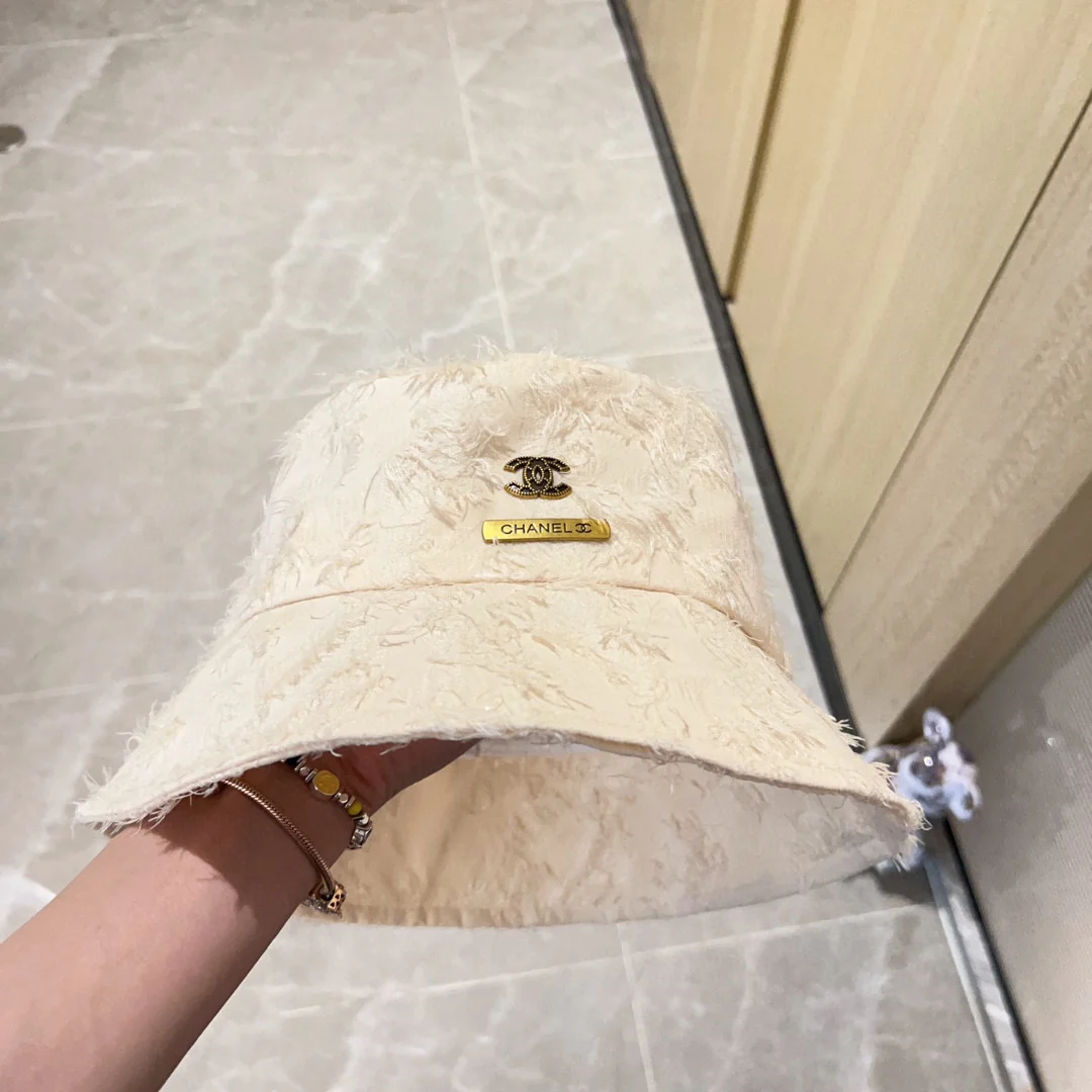 Новая коллекция Chanel ?Рыбацкая шляпа? сезона начало осени 2023 года — с перьями — белая.