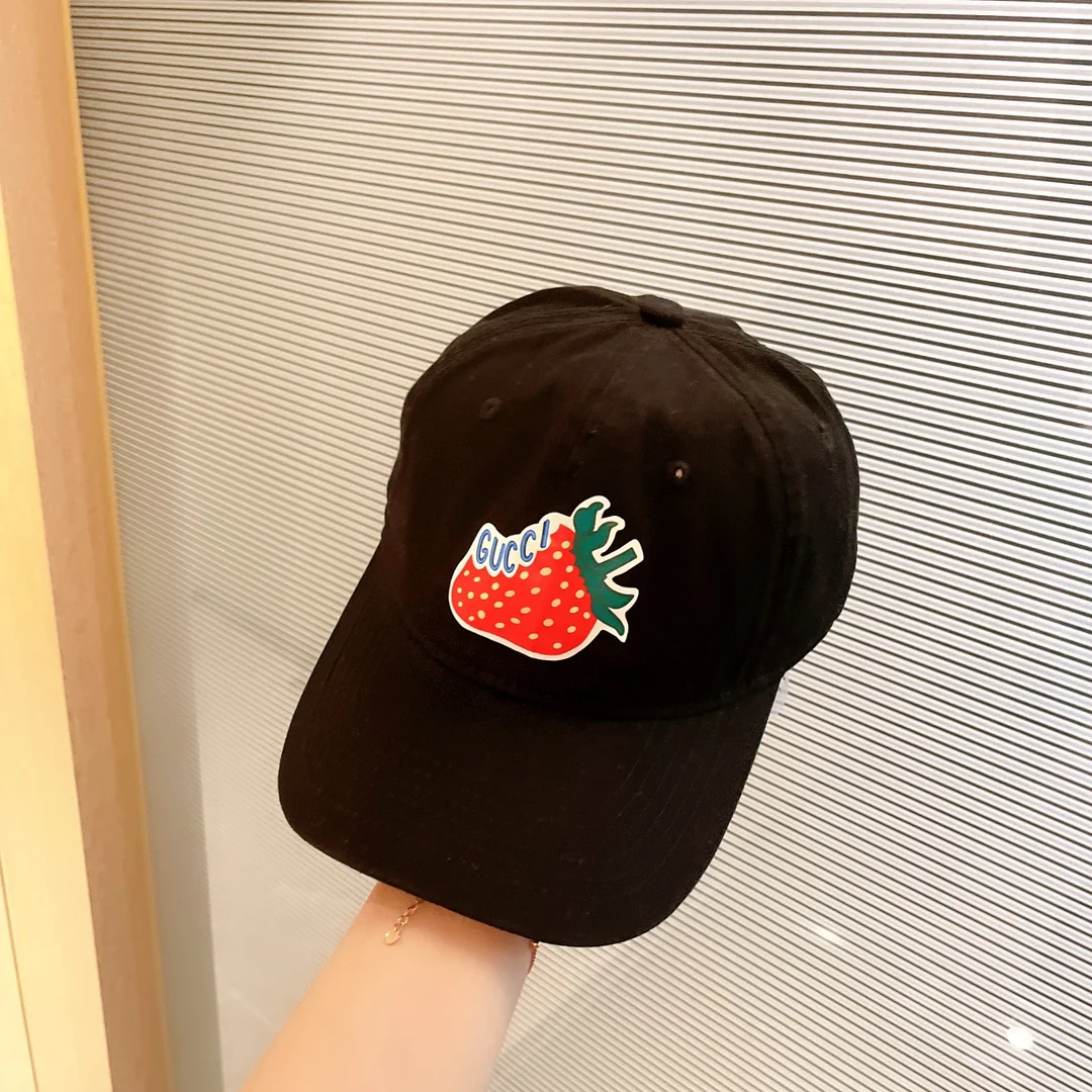 Бейсболка Gucci с клубничным узором