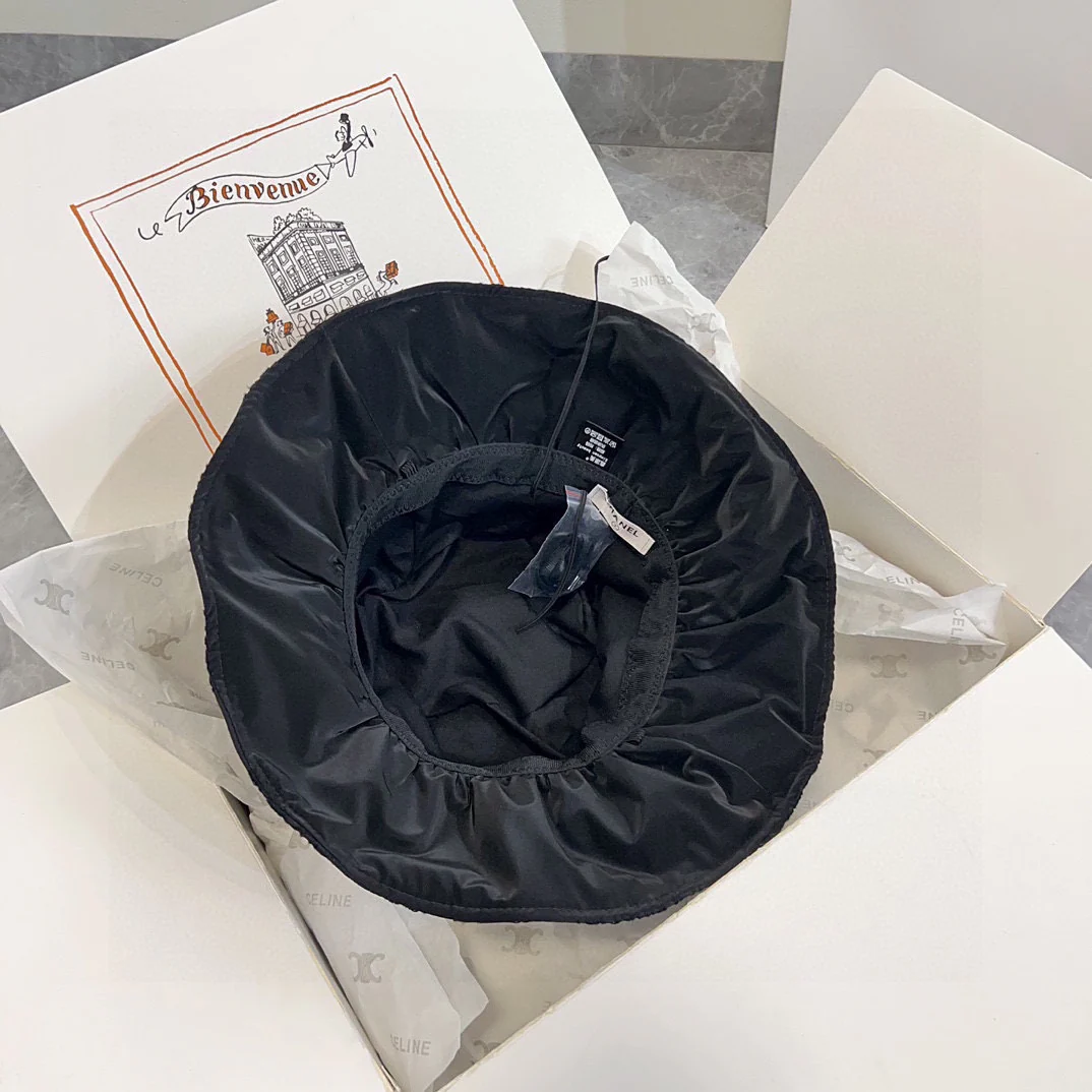 Новая солнцезащитная шляпа Chanel 2024 с вышитыми лепестками - черная.