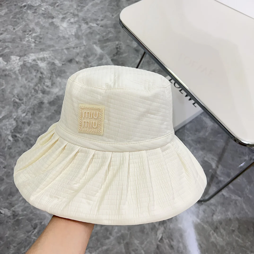 Новая хлопково-льняная складчатая рыбацкая шляпа Miu Miu 2024 года - белая.
