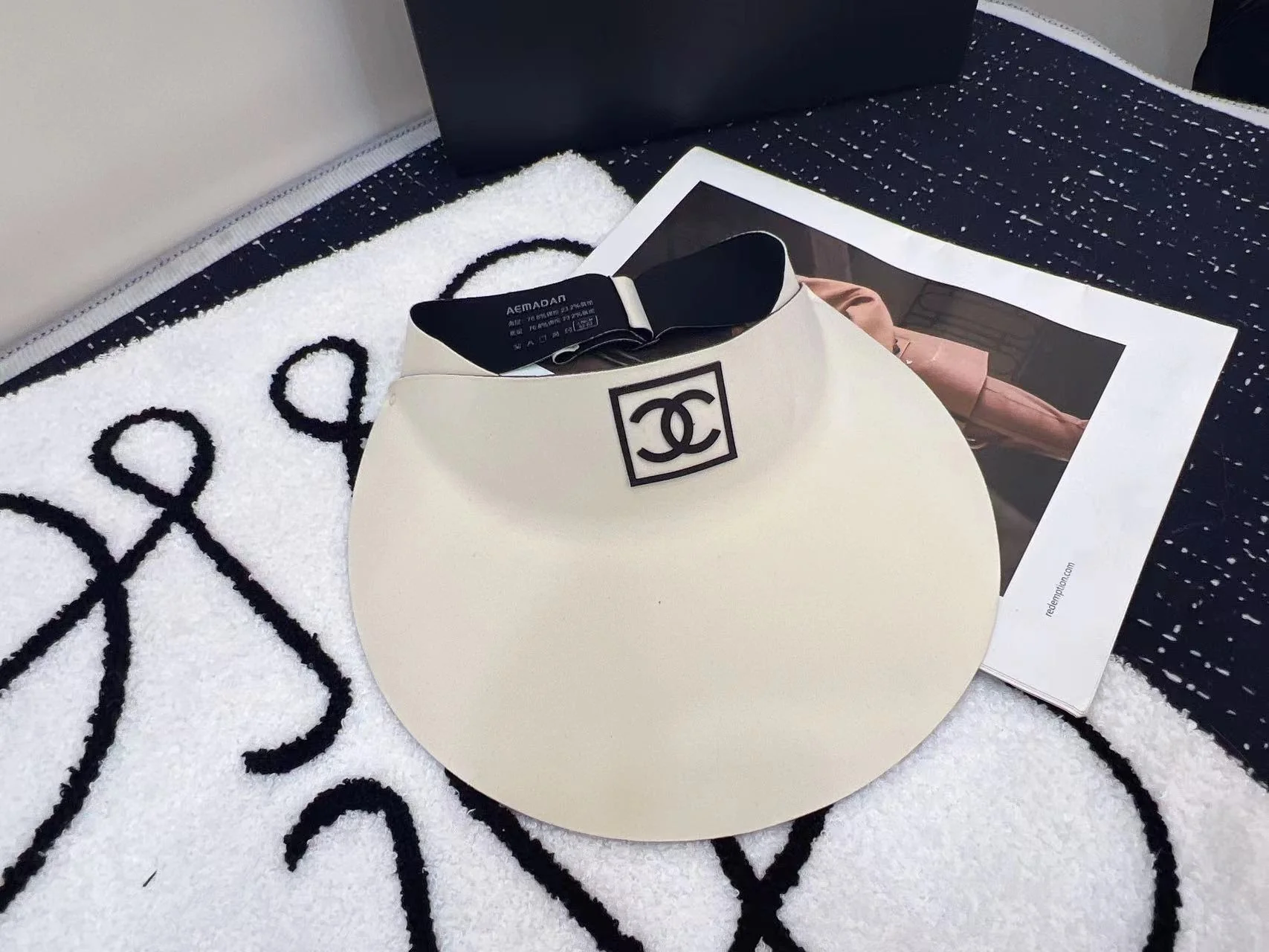 Новая минималистичная и элегантная солнцезащитная шляпа Chanel 2024 года