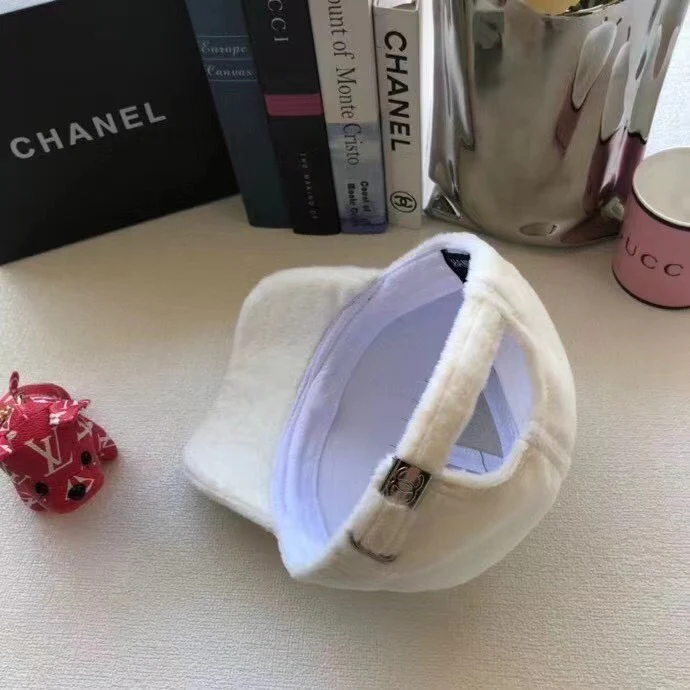 Бейсболка Chanel с вышитым кроличьим мехом