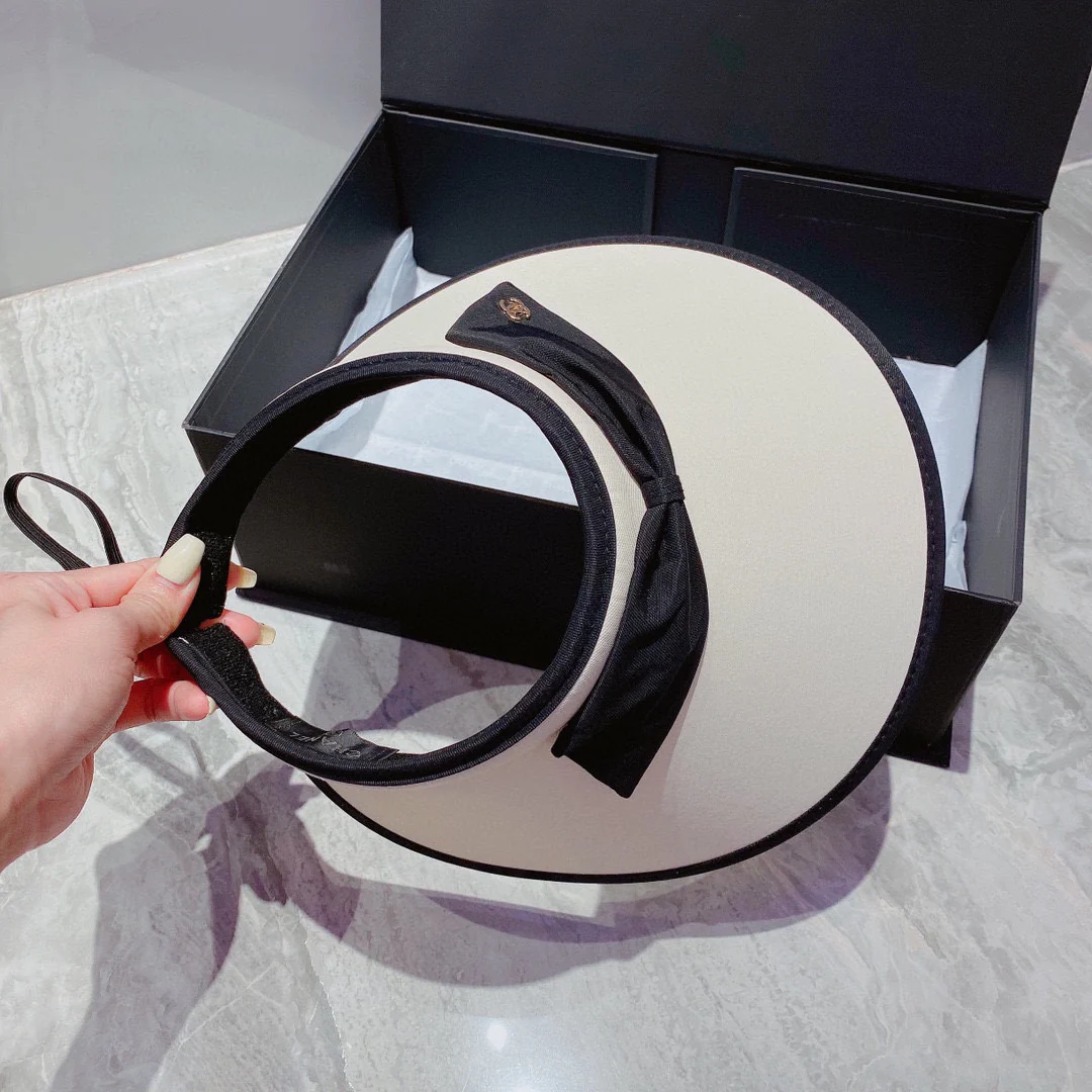 Солнцезащитная шляпа Chanel с открытым верхом и черно-белым бантом