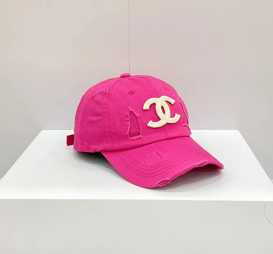 Новинка сезона весна/лето 2022 от Chanel - кепка-?утиный клюв?.