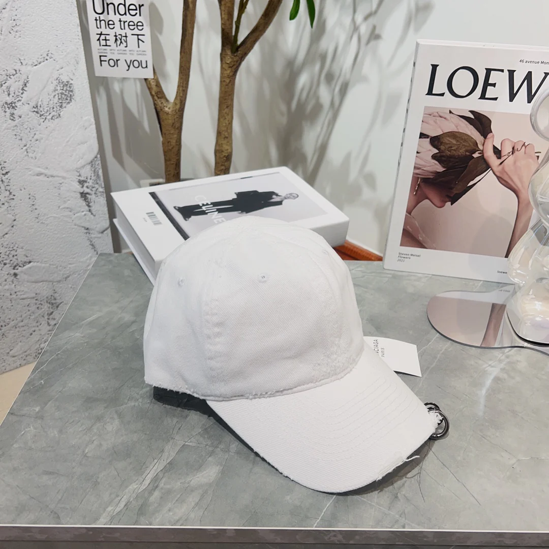 Новинки коллекции Balenciaga весна/лето 2023 - Шляпа с заклепками/Сферическая кепка - Белая