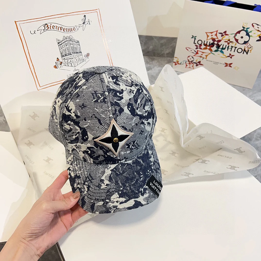 LV - Новинка - Бейсболка с фактурной поверхностью и плотной инкрустацией