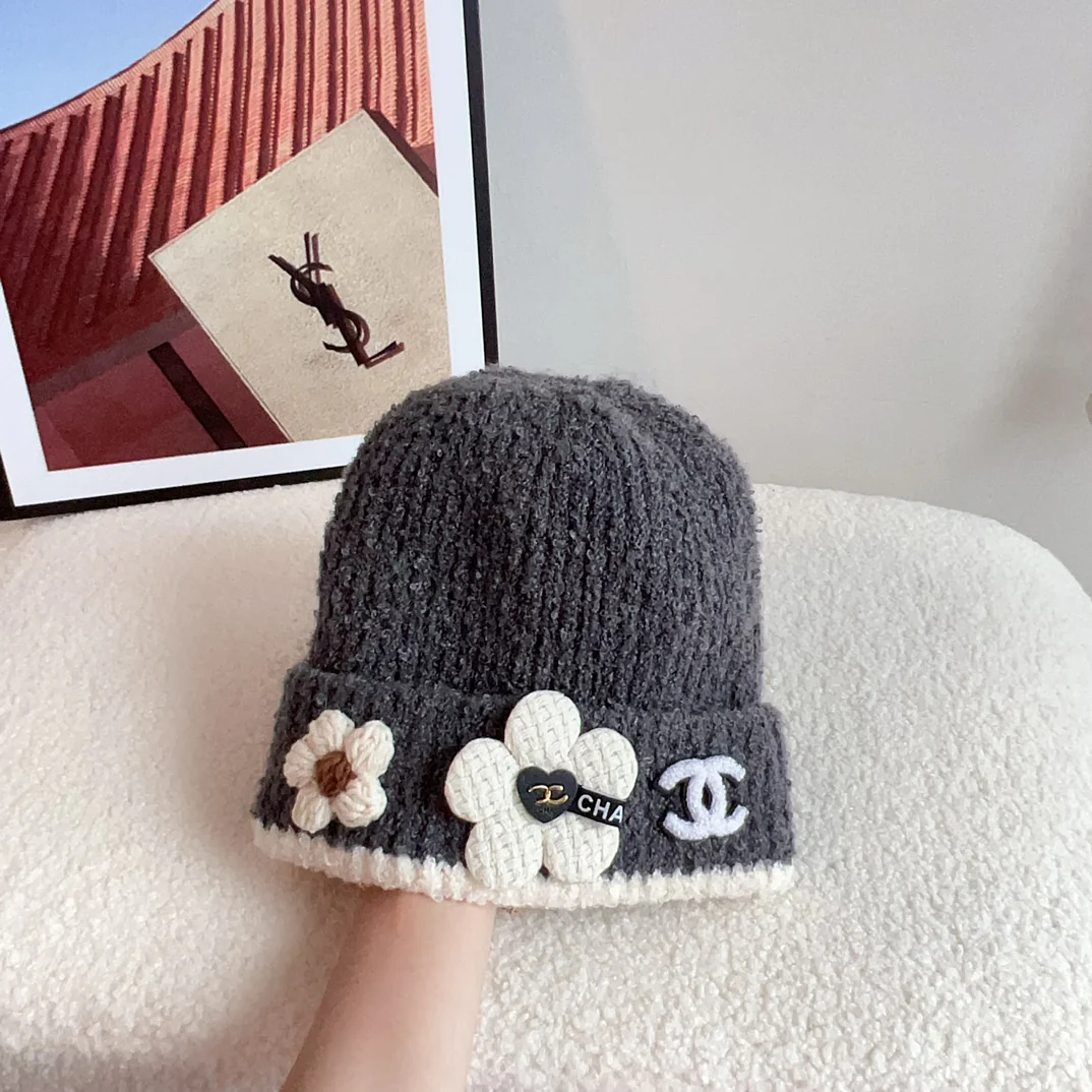 Вязаная шапка с цветочным принтом от Chanel, осень/зима 2023.