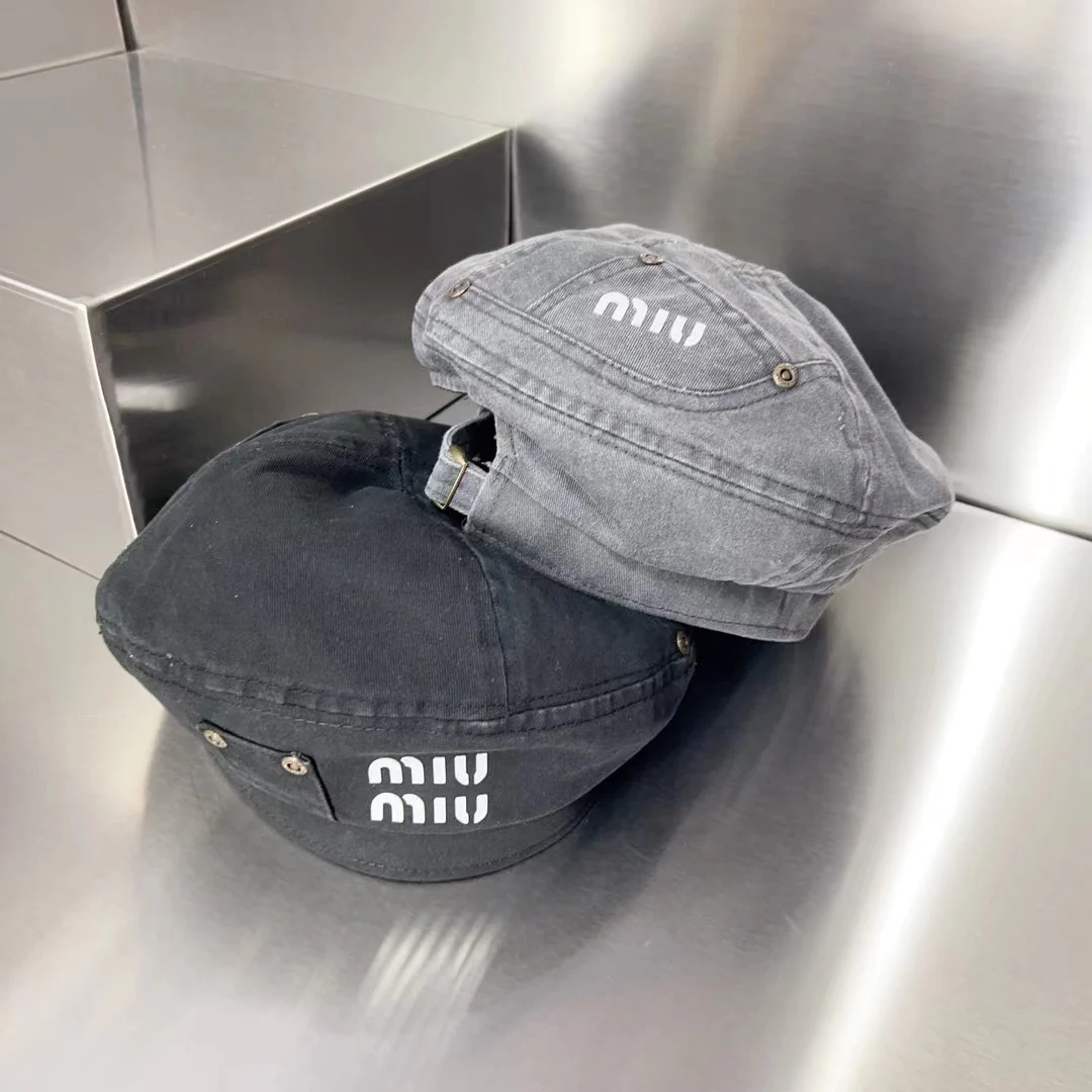 Новинки лета 2023 от Miu Miu: джинсовый берет, шляпа художника.