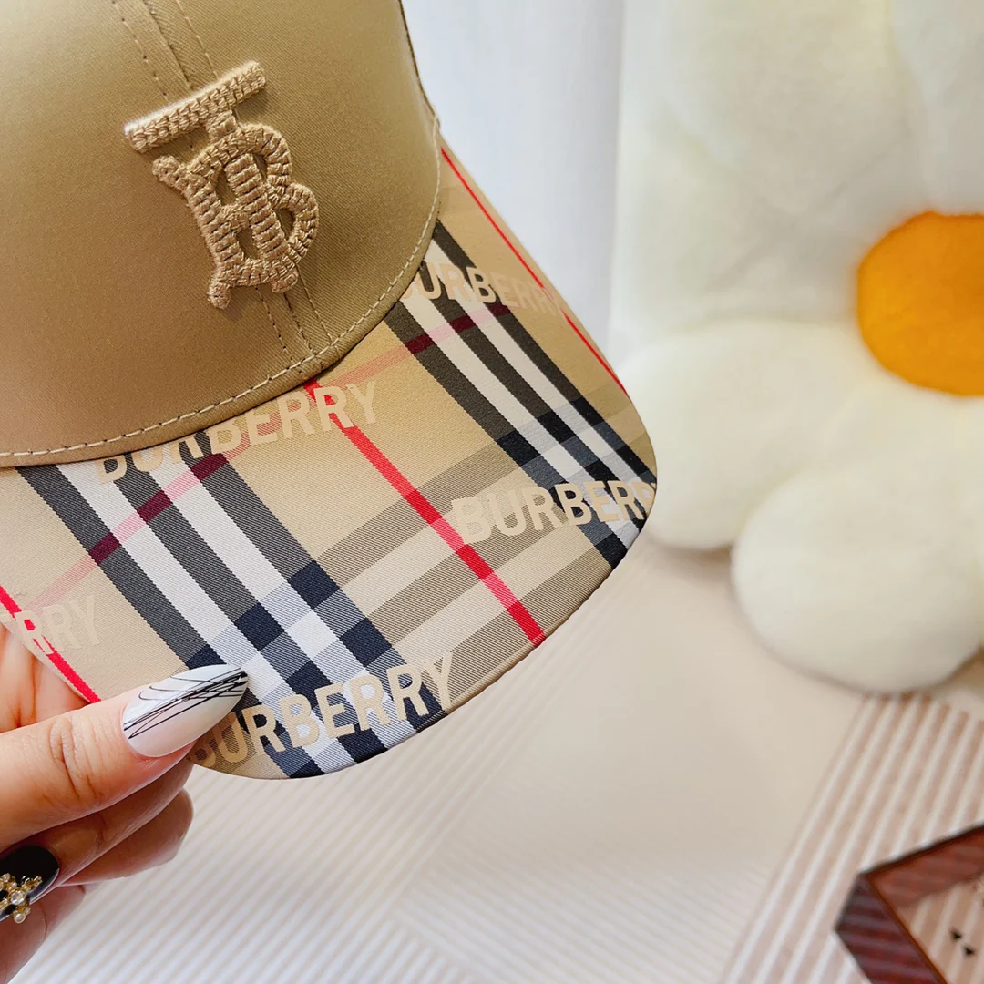 Новинка сезона весна/лето 2023 от Burberry - бейсболка TB в клетку.