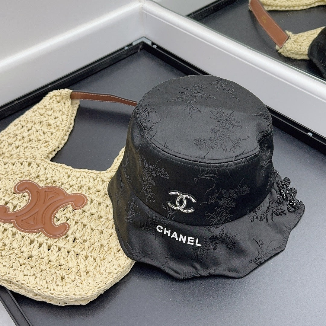 Chanel - Новая шелковая рыбацкая шляпа с цветочным принтом