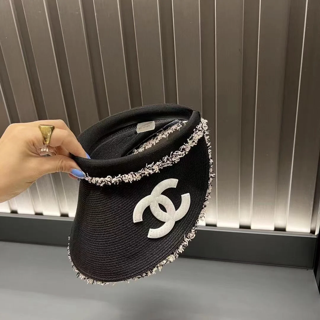 Солнцезащитная шляпа Chanel с открытым верхом