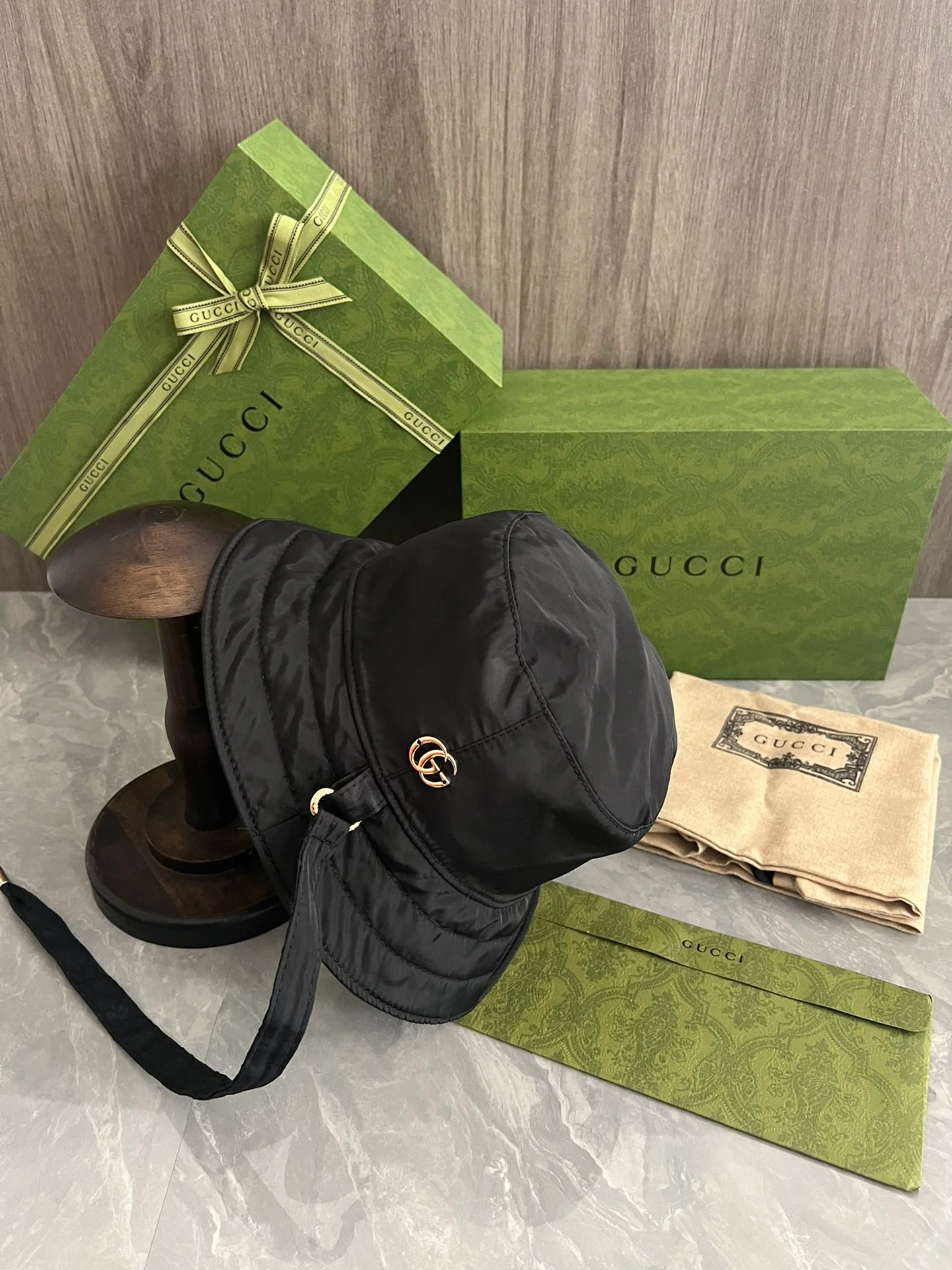 Gucci - Официальный сайт. Нейлоновая ретро-панама с двойной буквой G в том же стиле - xo-nk4