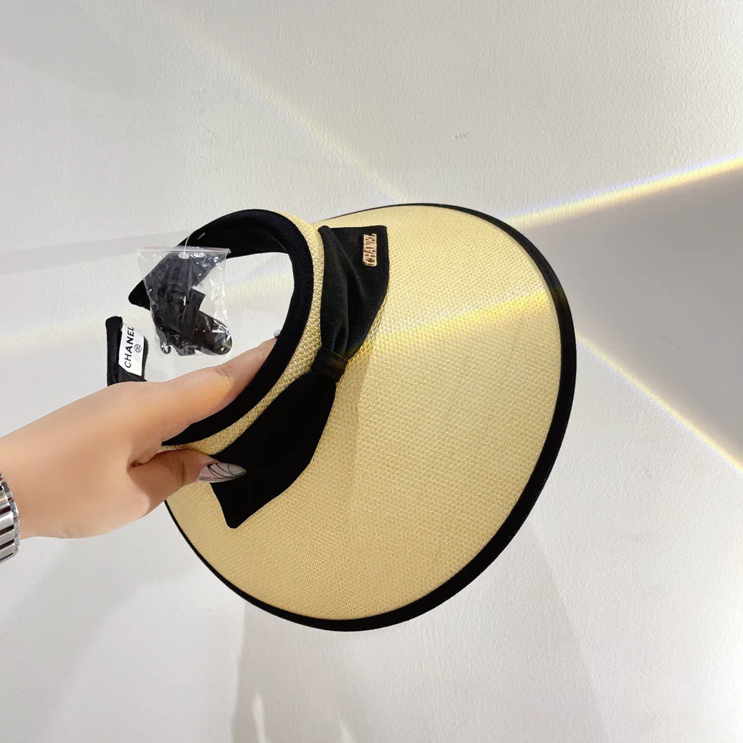 Соломенная шляпа от солнца Chanel 2022 года - с открытой шириной.