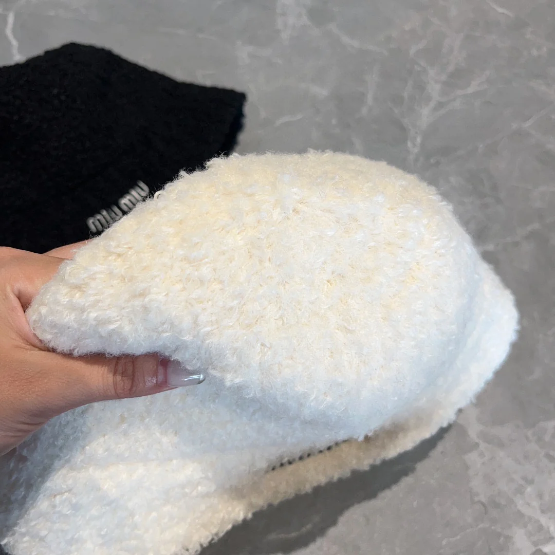 Miu Miu - Осенне-зимняя простая и универсальная панама из овечьей шерсти - белая