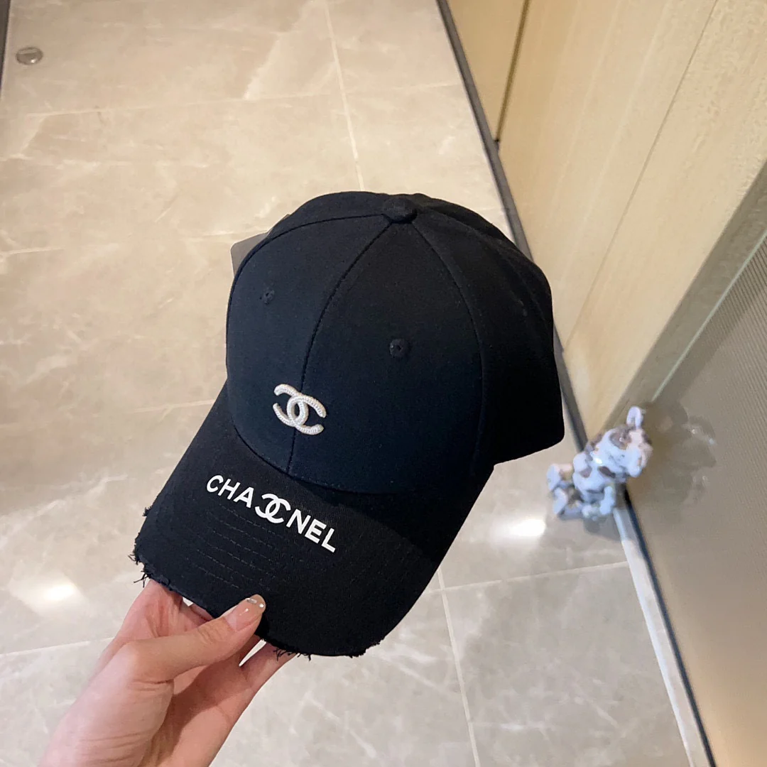 Новая бейсболка Chanel 2023 года с вышивкой и эффектом потертости - черная.