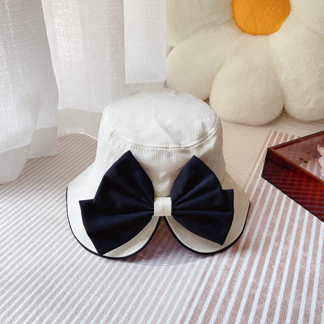 Новинка сезона весна/лето 2023 от Miu Miu - Панама с бабочкой - Белая