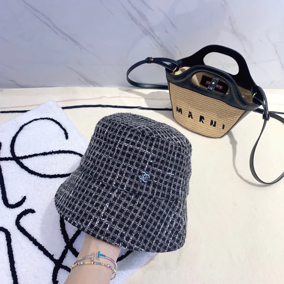 Новая коллекция Chanel ?Ранняя осень 2023? — клетчатая рыбацкая шляпа.