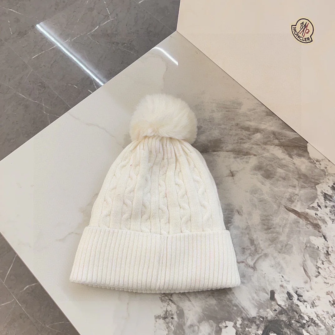 Вязаная шапка Gucci с косами - белая