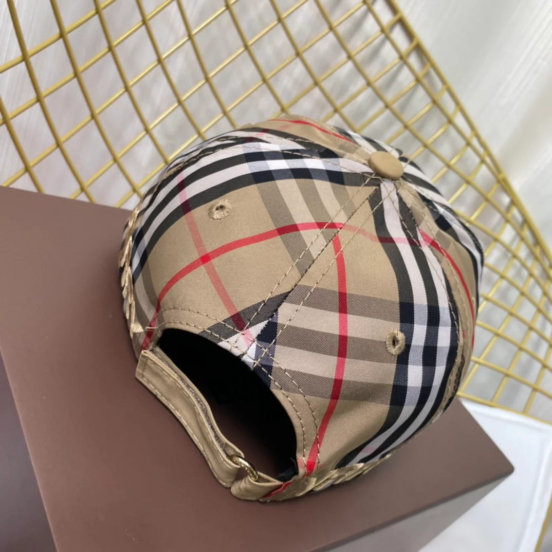 Burberry - Классическая бейсболка в клетку