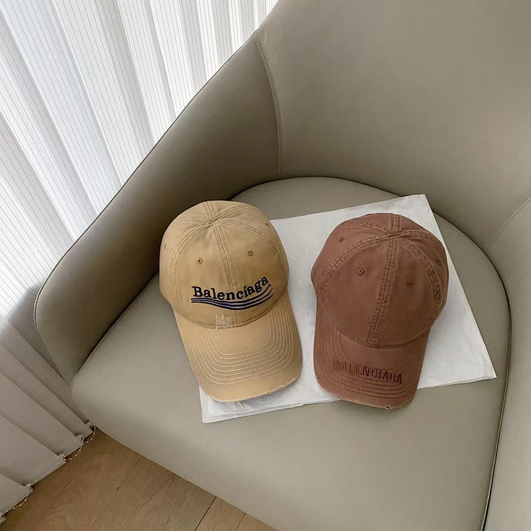 Бейсболка Balenciaga с вышивкой - коричневая