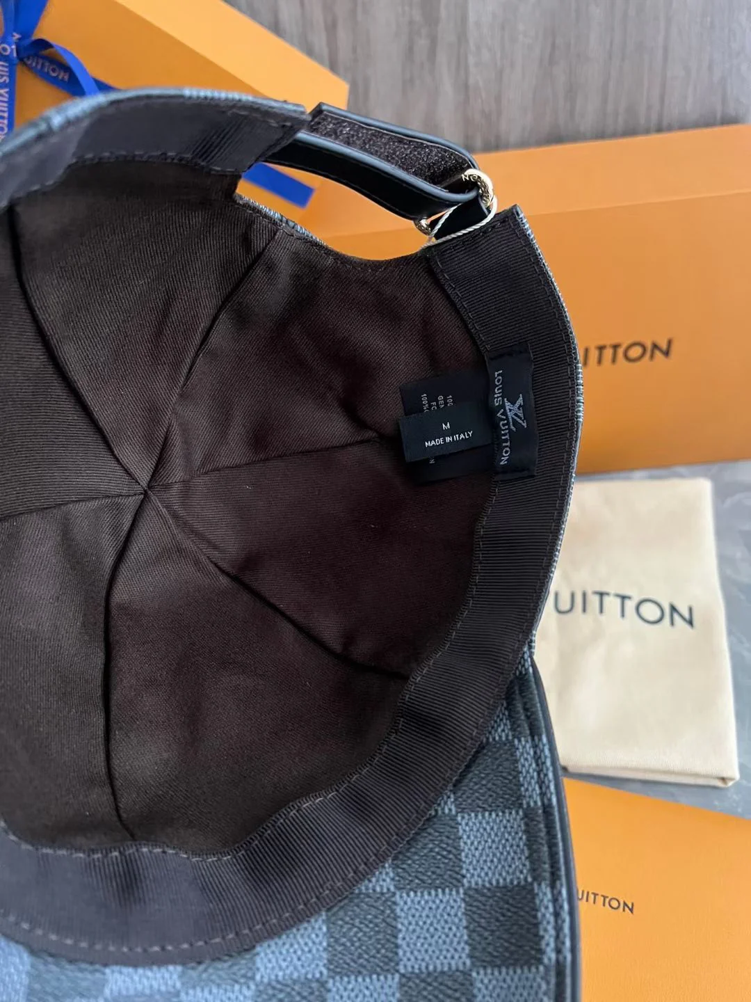 Классическая кожаная бейсболка LV в клетку - черная