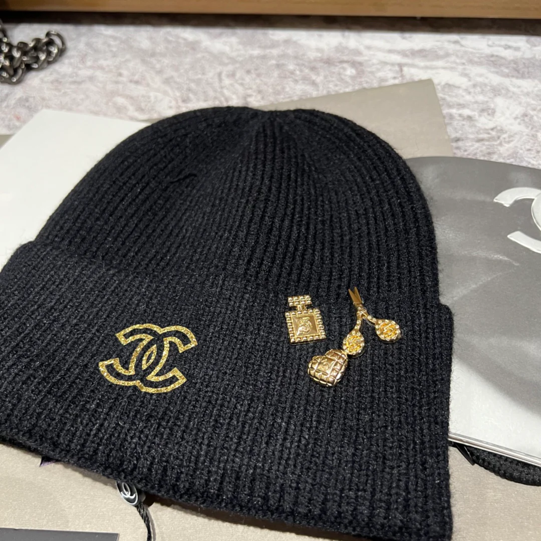 Вязаная шапка Chanel с украшениями