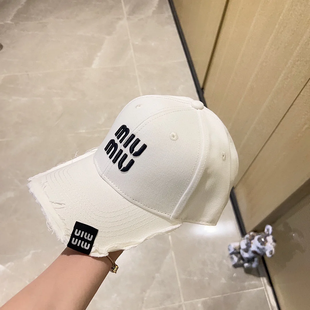 Новая бейсболка Miu Miu 2023 с вышивкой и рваными элементами - белая.