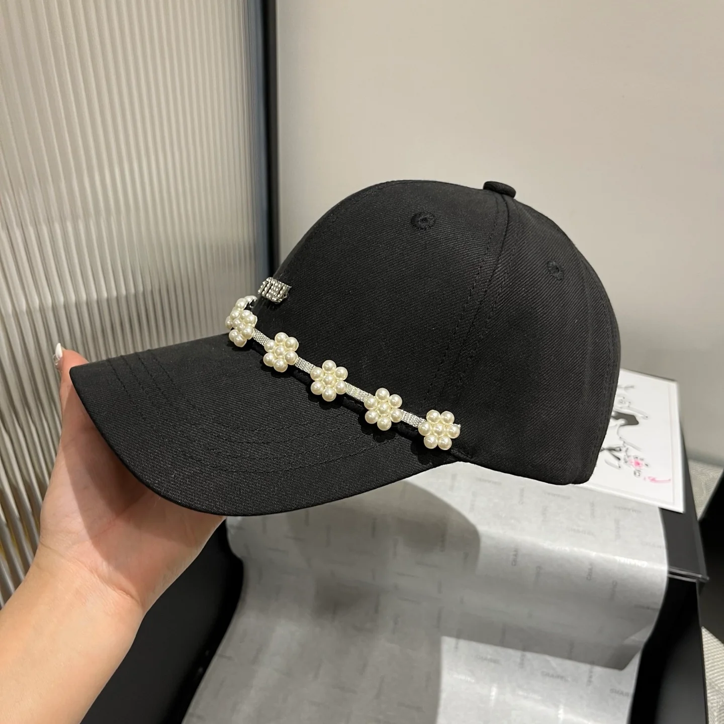 Бейсболка Miu Miu с жемчужным козырьком - черная