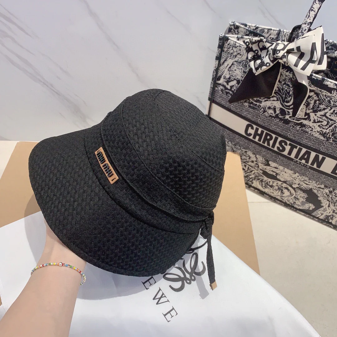 Новинка сезона ?Рыбацкая шляпа? от Miu Miu, начало осени 2023 года.