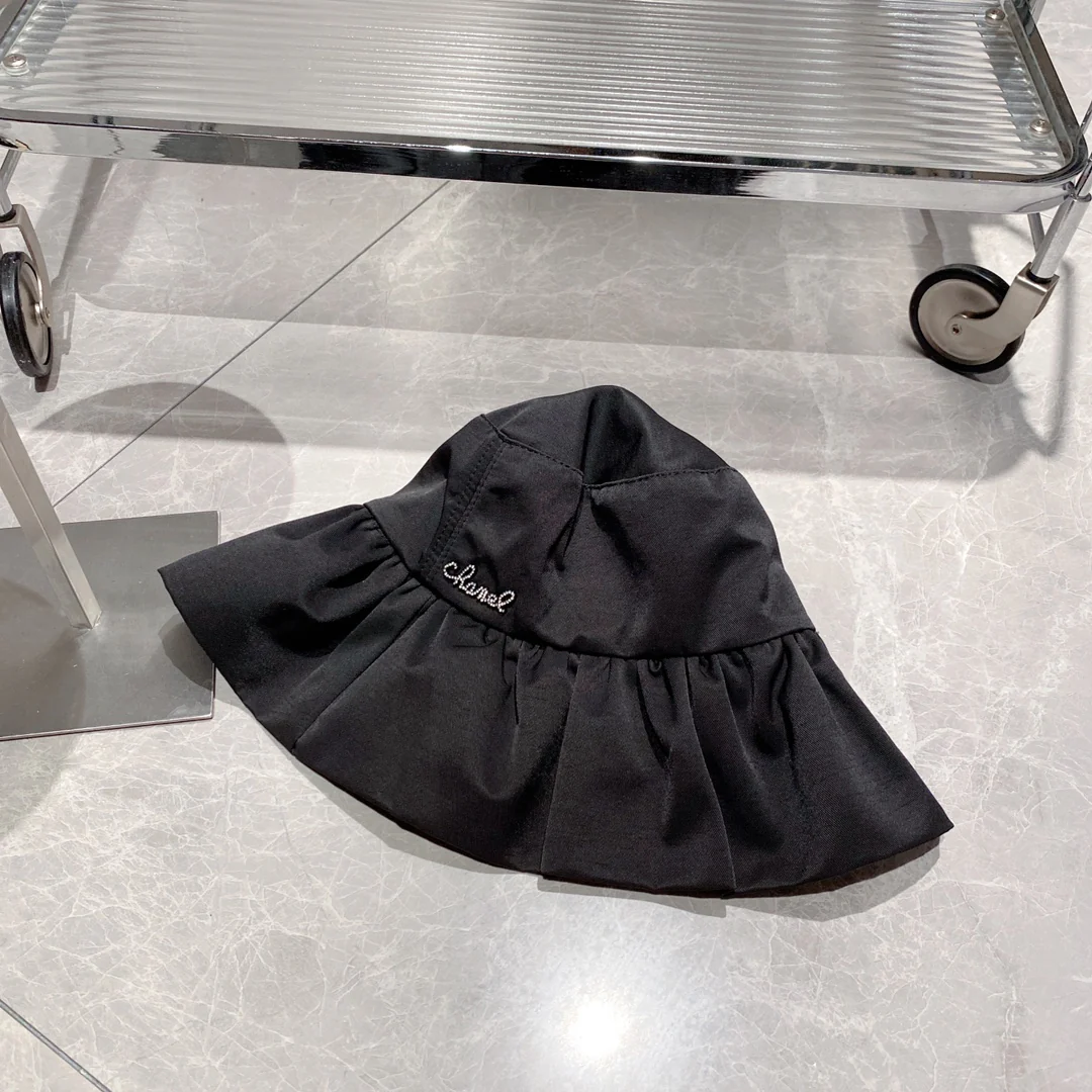 Новинка весенне-осенней коллекции Chanel 2023 — широкополая рыбацкая шляпа.