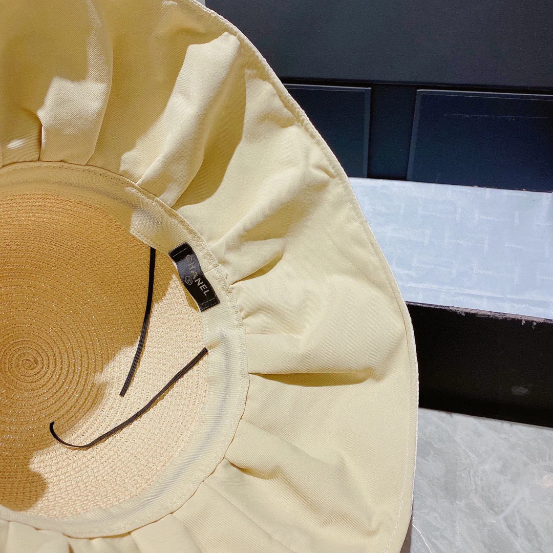 Chanel - Большая соломенная шляпа с бантом в стиле пэчворк