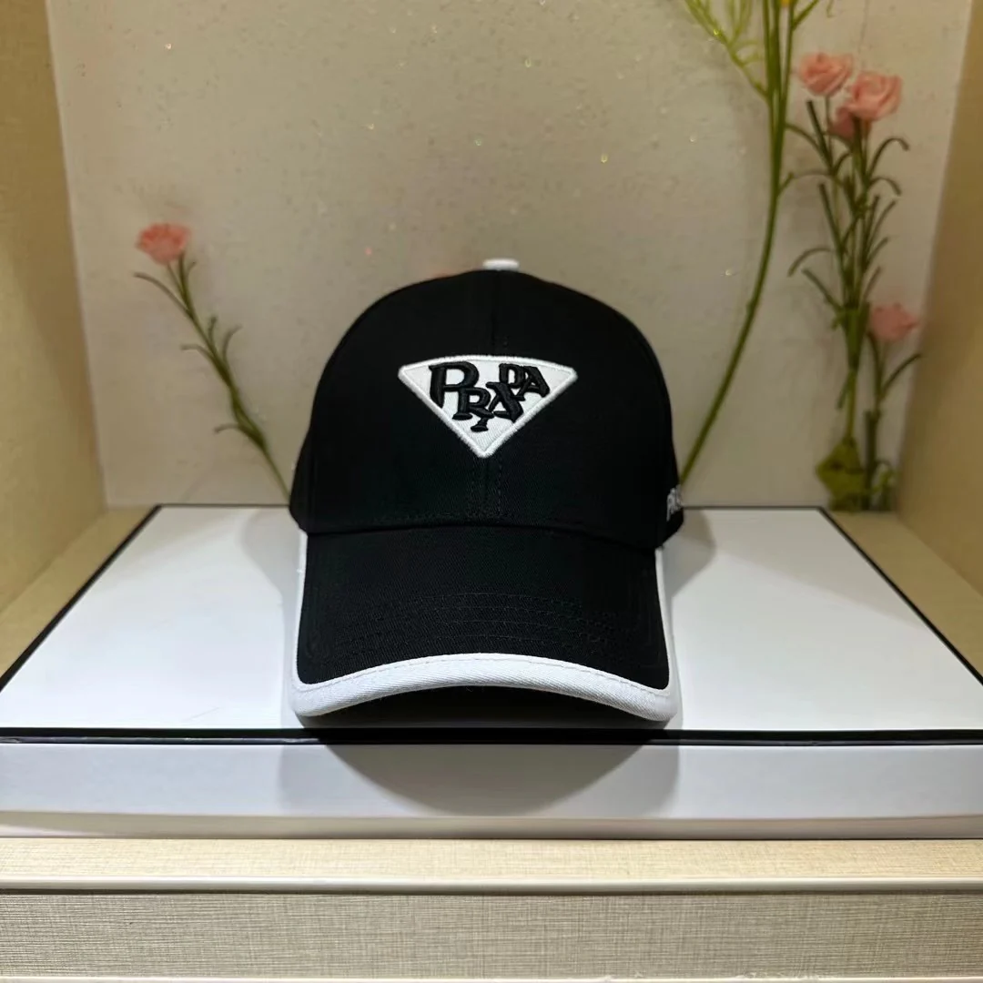 Бейсболка Prada - 2