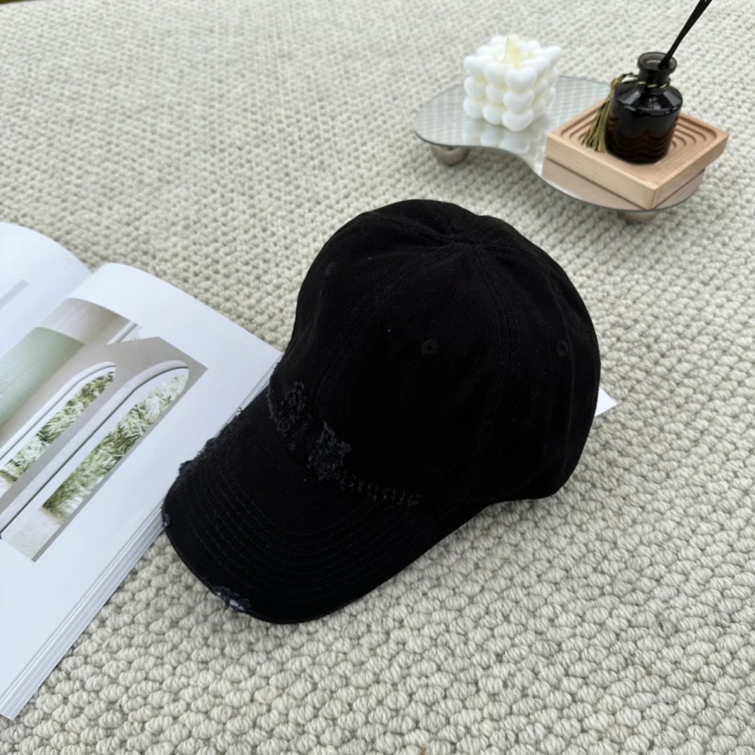 Бейсболка Balenciaga с надписью на задней стороне - Черная