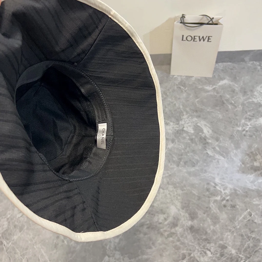 Новая широкополая складная рыбацкая шляпа Chanel 2024 года - черная.