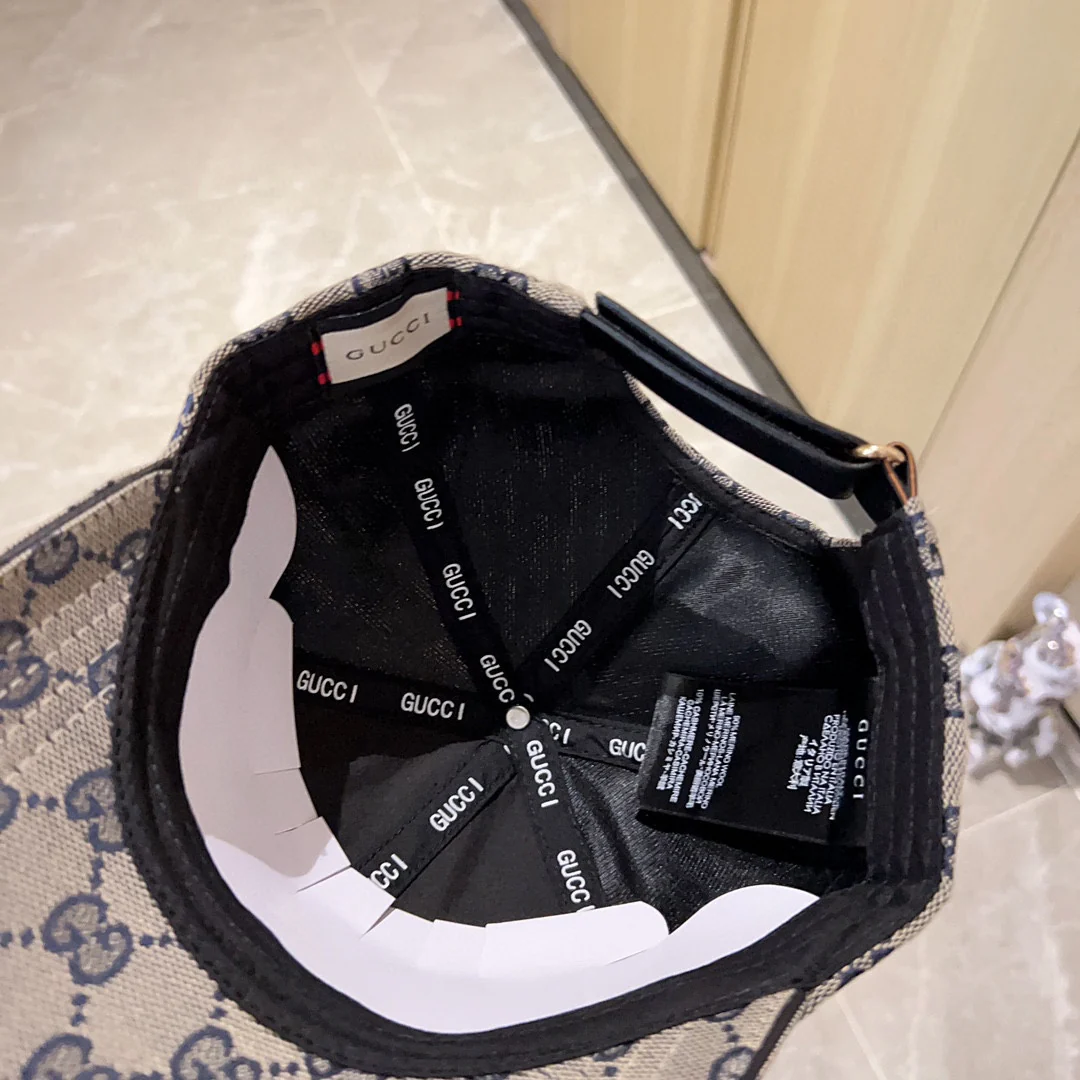 Новинка сезона весна/лето 2023 — бейсболка с кожаной этикеткой Monogram, серая.