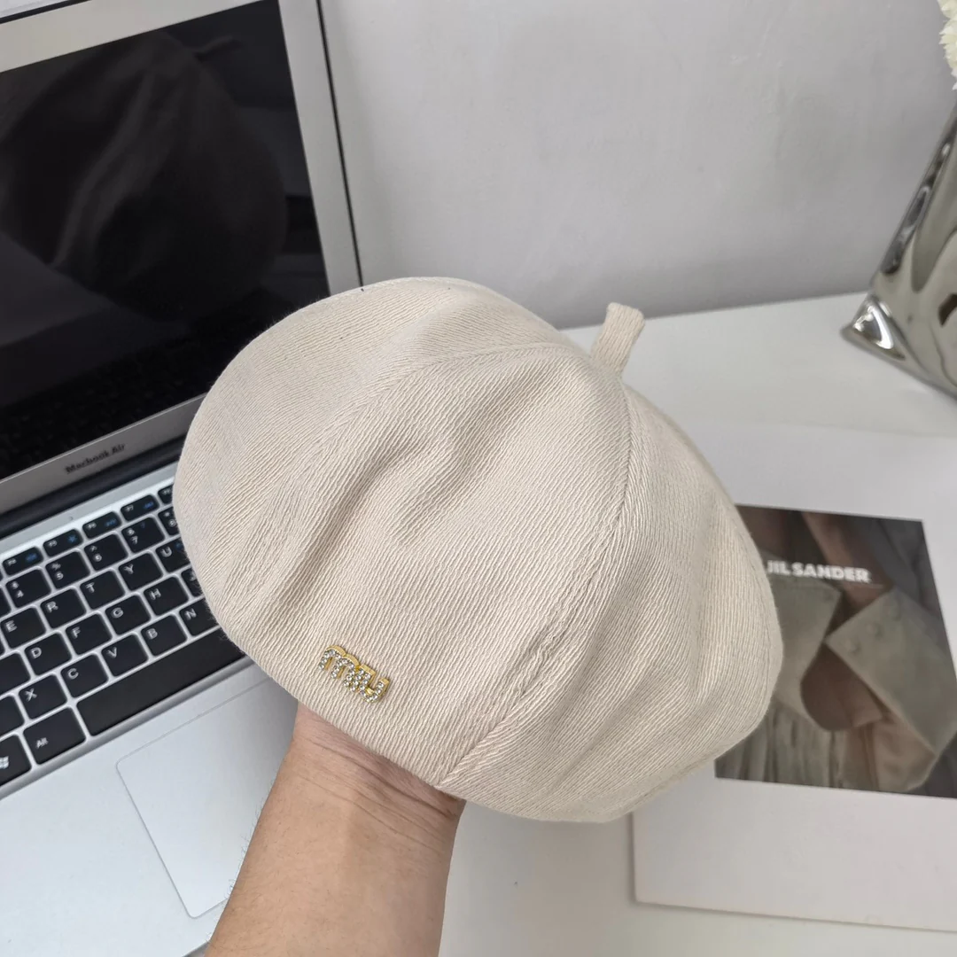 Новые поступления коллекции Miu Miu начала осени 2023 года: берет, шляпа художника.