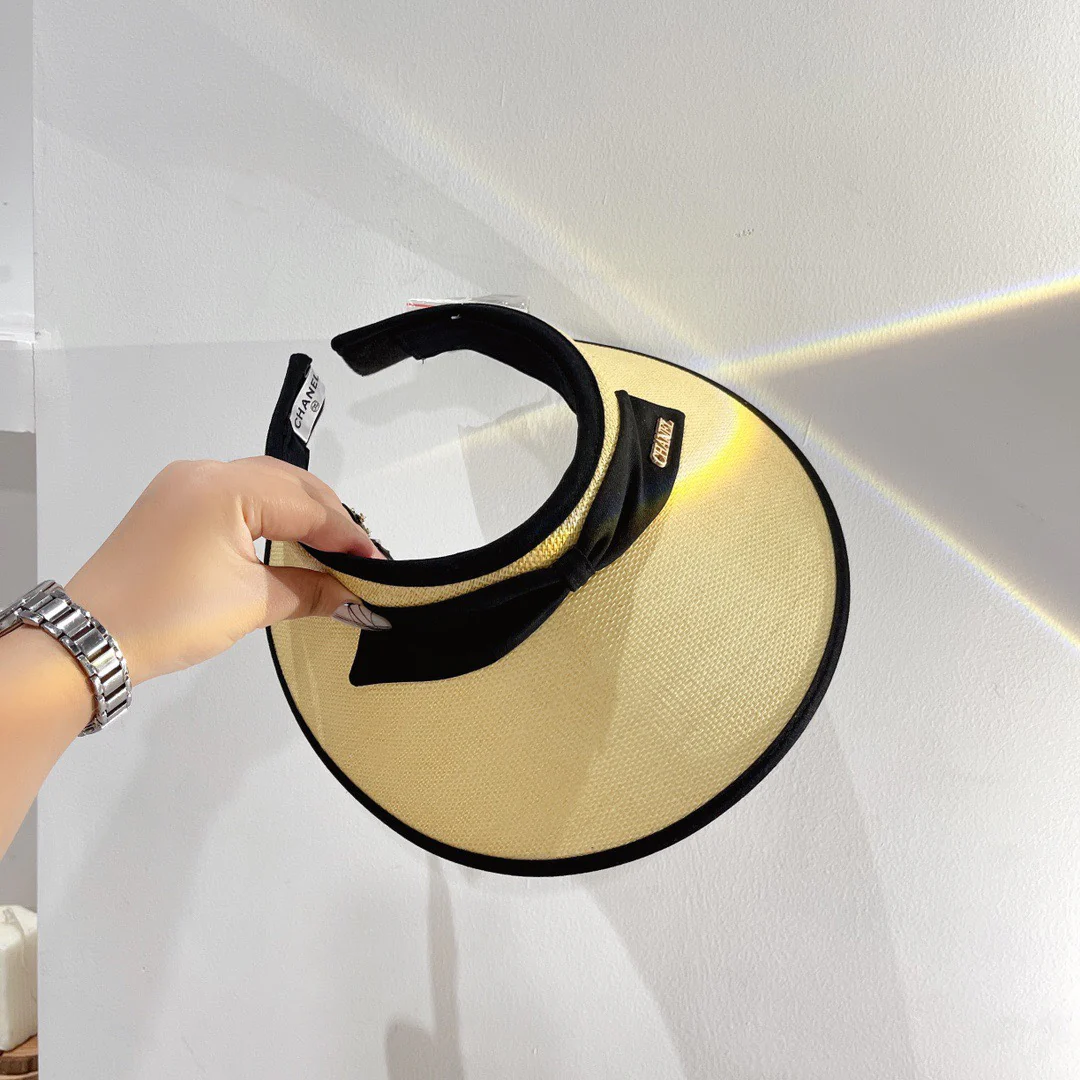 Соломенная шляпа от солнца Chanel 2022 года - с открытой шириной.