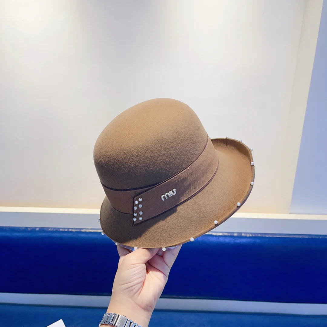 Шерстяная шапка Miu Miu, расшитая бисером вручную, коричневая.